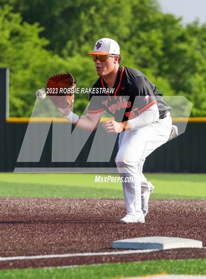 Thumbnail 3 in Kaufman vs. Ferris (UIL 4A Bi-District Playoff) photogallery.