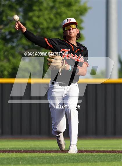 Thumbnail 3 in Kaufman vs. Ferris (UIL 4A Bi-District Playoff) photogallery.