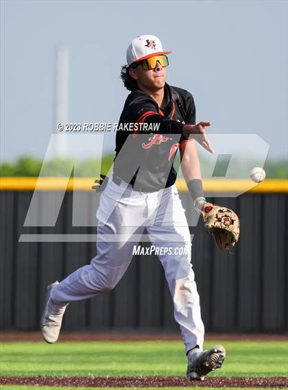 Thumbnail 1 in Kaufman vs. Ferris (UIL 4A Bi-District Playoff) photogallery.