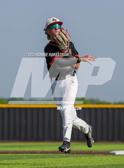Thumbnail 2 in Kaufman vs. Ferris (UIL 4A Bi-District Playoff) photogallery.