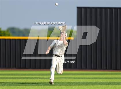 Thumbnail 3 in Kaufman vs. Ferris (UIL 4A Bi-District Playoff) photogallery.