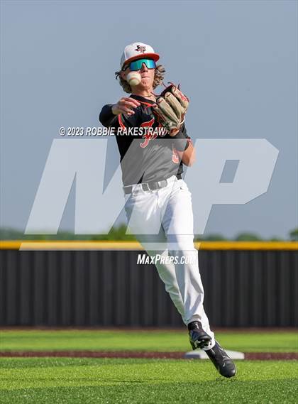 Thumbnail 1 in Kaufman vs. Ferris (UIL 4A Bi-District Playoff) photogallery.