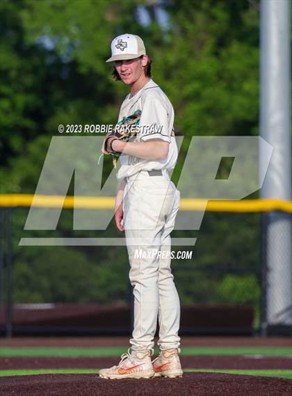 Thumbnail 1 in Kaufman vs. Ferris (UIL 4A Bi-District Playoff) photogallery.