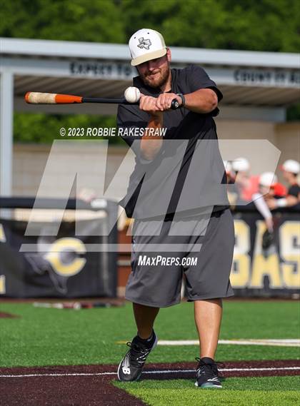 Thumbnail 3 in Kaufman vs. Ferris (UIL 4A Bi-District Playoff) photogallery.