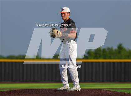 Thumbnail 3 in Kaufman vs. Ferris (UIL 4A Bi-District Playoff) photogallery.