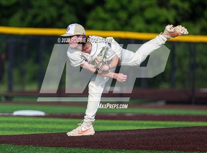 Thumbnail 1 in Kaufman vs. Ferris (UIL 4A Bi-District Playoff) photogallery.