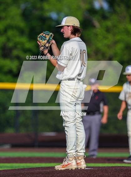 Thumbnail 1 in Kaufman vs. Ferris (UIL 4A Bi-District Playoff) photogallery.