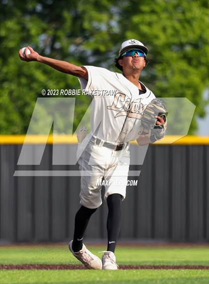 Thumbnail 2 in Kaufman vs. Ferris (UIL 4A Bi-District Playoff) photogallery.