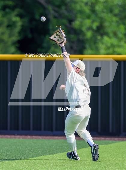 Thumbnail 2 in Kaufman vs. Ferris (UIL 4A Bi-District Playoff) photogallery.