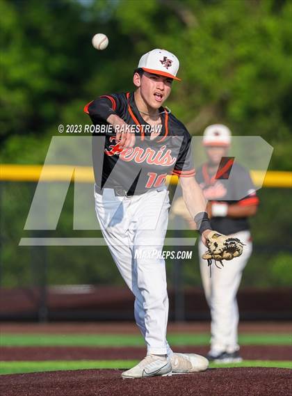 Thumbnail 1 in Kaufman vs. Ferris (UIL 4A Bi-District Playoff) photogallery.