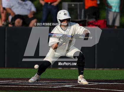 Thumbnail 3 in Kaufman vs. Ferris (UIL 4A Bi-District Playoff) photogallery.