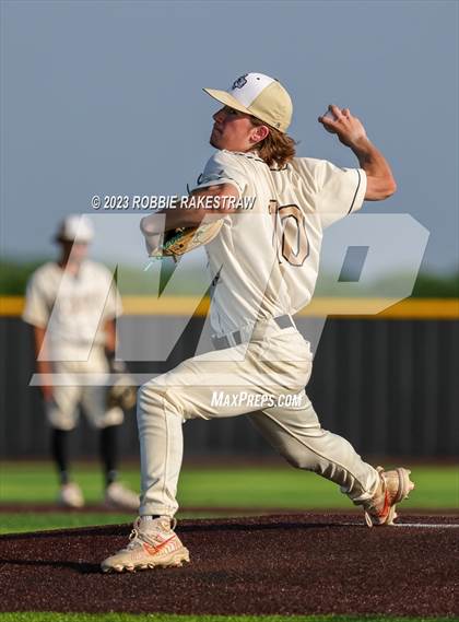 Thumbnail 1 in Kaufman vs. Ferris (UIL 4A Bi-District Playoff) photogallery.