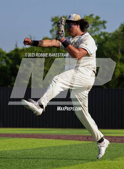 Thumbnail 3 in Kaufman vs. Ferris (UIL 4A Bi-District Playoff) photogallery.