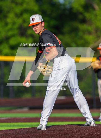 Thumbnail 3 in Kaufman vs. Ferris (UIL 4A Bi-District Playoff) photogallery.