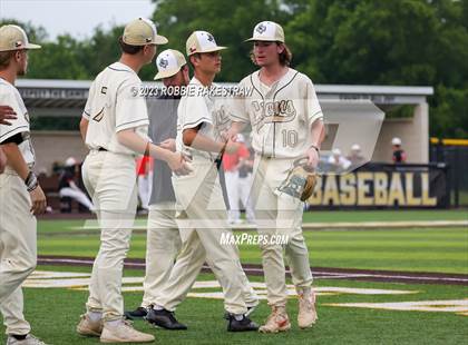 Thumbnail 1 in Kaufman vs. Ferris (UIL 4A Bi-District Playoff) photogallery.