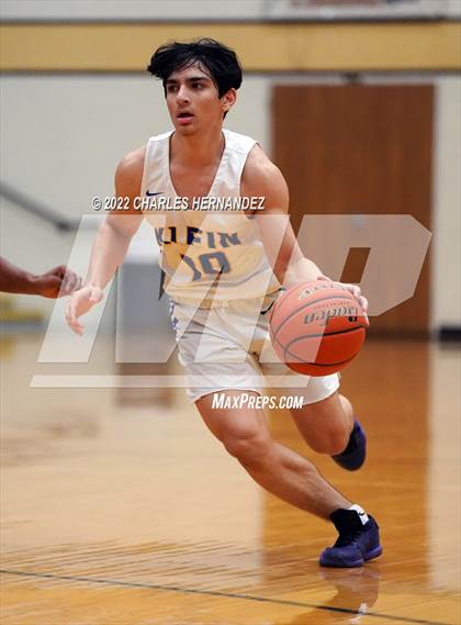 Thumbnail 2 in Lamar vs. Klein (Conroe Christmas Classic) photogallery.