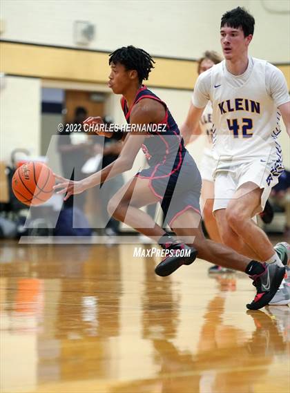 Thumbnail 1 in Lamar vs. Klein (Conroe Christmas Classic) photogallery.