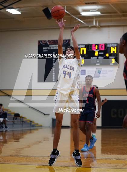 Thumbnail 2 in Lamar vs. Klein (Conroe Christmas Classic) photogallery.