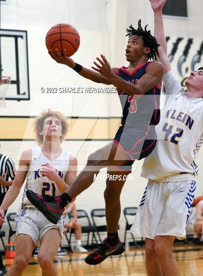 Thumbnail 3 in Lamar vs. Klein (Conroe Christmas Classic) photogallery.