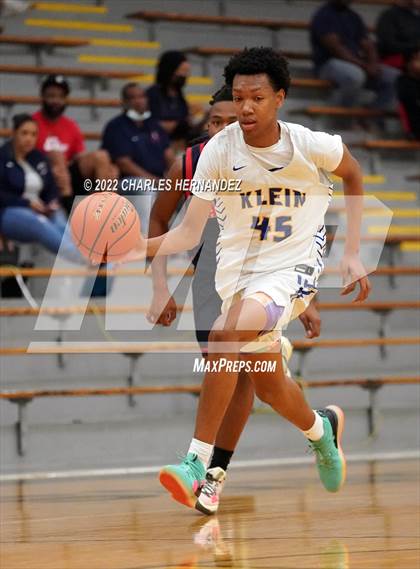 Thumbnail 2 in Lamar vs. Klein (Conroe Christmas Classic) photogallery.