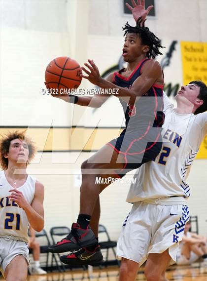 Thumbnail 2 in Lamar vs. Klein (Conroe Christmas Classic) photogallery.