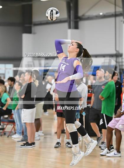 Thumbnail 1 in Sunrise Mountain vs. Horizon (Nike TOC Southwest) photogallery.