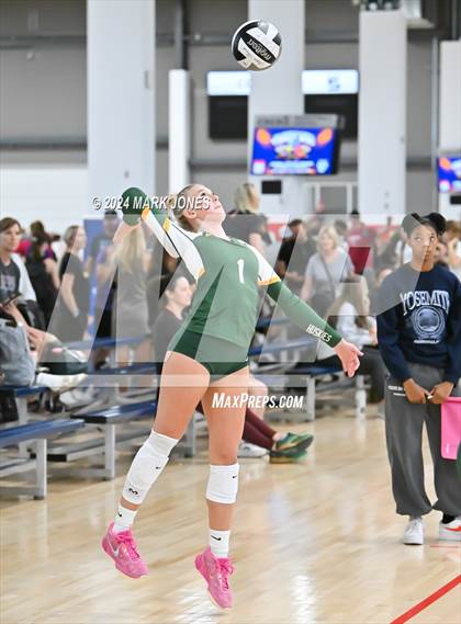 Thumbnail 3 in Sunrise Mountain vs. Horizon (Nike TOC Southwest) photogallery.