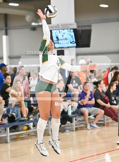Thumbnail 1 in Sunrise Mountain vs. Horizon (Nike TOC Southwest) photogallery.