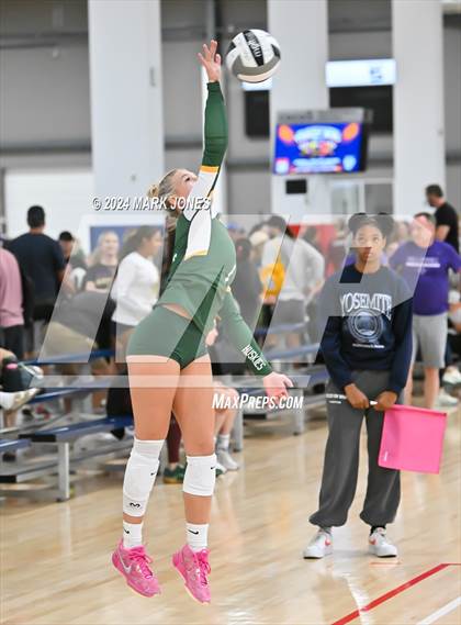Thumbnail 2 in Sunrise Mountain vs. Horizon (Nike TOC Southwest) photogallery.
