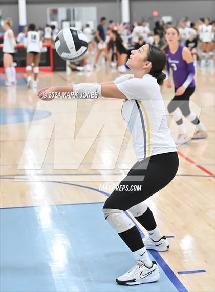 Thumbnail 1 in Sunrise Mountain vs. Horizon (Nike TOC Southwest) photogallery.