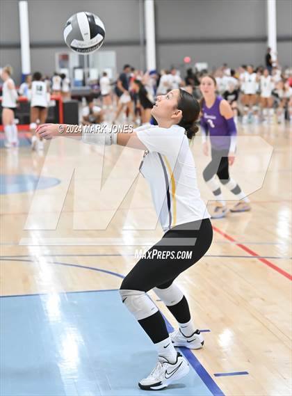 Thumbnail 2 in Sunrise Mountain vs. Horizon (Nike TOC Southwest) photogallery.