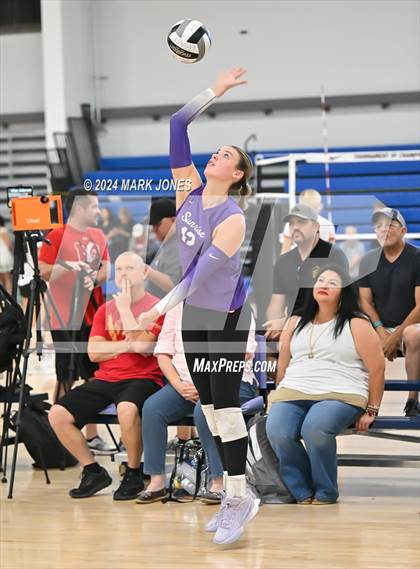Thumbnail 1 in Sunrise Mountain vs. Horizon (Nike TOC Southwest) photogallery.