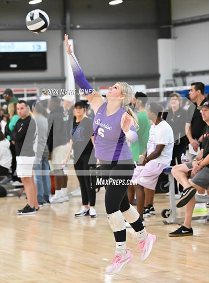 Thumbnail 1 in Sunrise Mountain vs. Horizon (Nike TOC Southwest) photogallery.