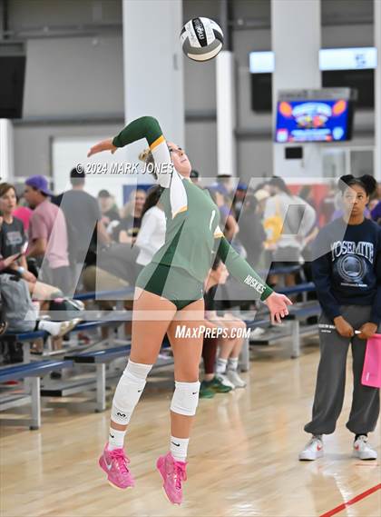 Thumbnail 1 in Sunrise Mountain vs. Horizon (Nike TOC Southwest) photogallery.