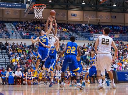 Thumbnail 3 in Brennan vs. Clemens (UIL 5A Regional Quarterfinals) photogallery.