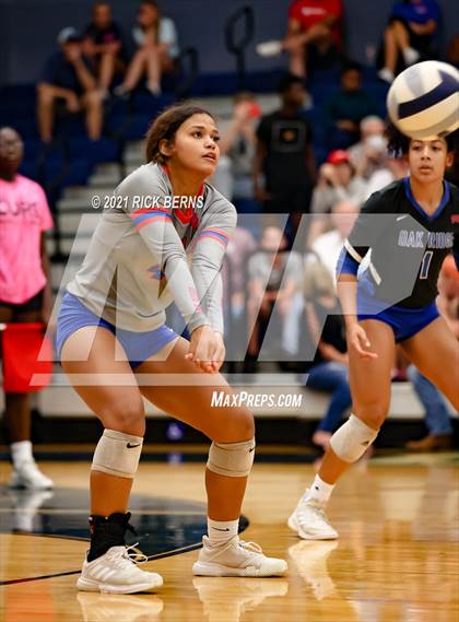 Thumbnail 1 in College Park vs Oak Ridge photogallery.