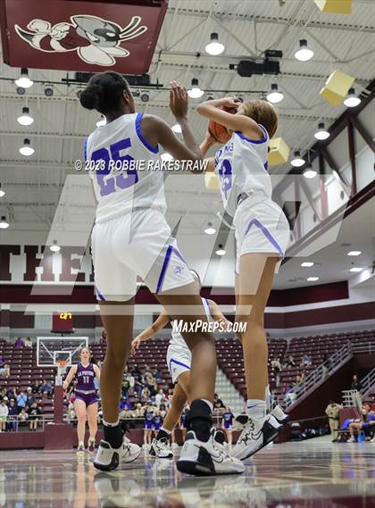 Thumbnail 3 in Frankston vs. LaPoynor (UIL 2A Regional Semifinal Playoff) photogallery.