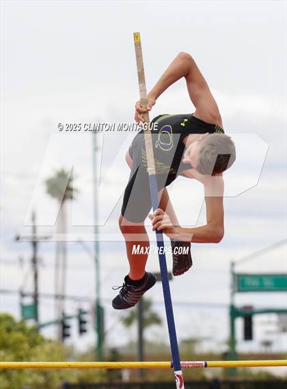 Thumbnail 2 in Devon Allen Invitational (Pole Vault) photogallery.
