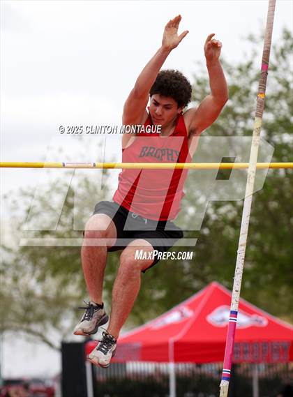 Thumbnail 1 in Devon Allen Invitational (Pole Vault) photogallery.