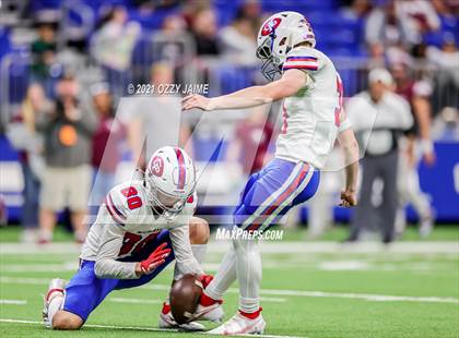 Thumbnail 2 in Flour Bluff vs. Gregory-Portland (UIL 5A D1 Regional Playoff) photogallery.