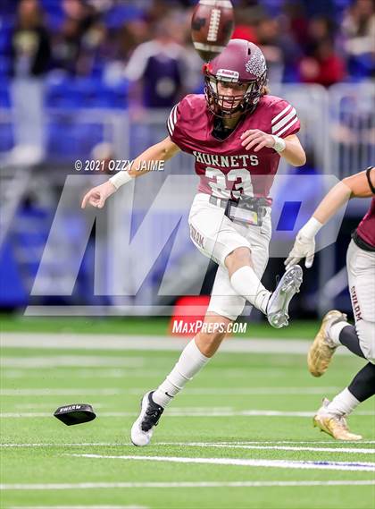 Thumbnail 2 in Flour Bluff vs. Gregory-Portland (UIL 5A D1 Regional Playoff) photogallery.
