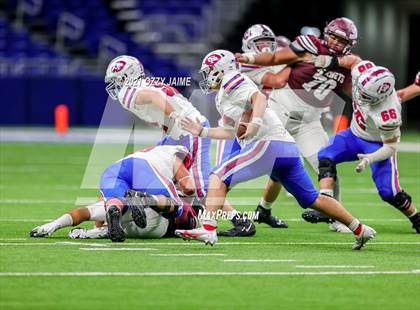 Thumbnail 3 in Flour Bluff vs. Gregory-Portland (UIL 5A D1 Regional Playoff) photogallery.