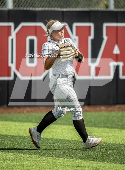 Thumbnail 1 in Lincoln Southeast vs. Kearney photogallery.