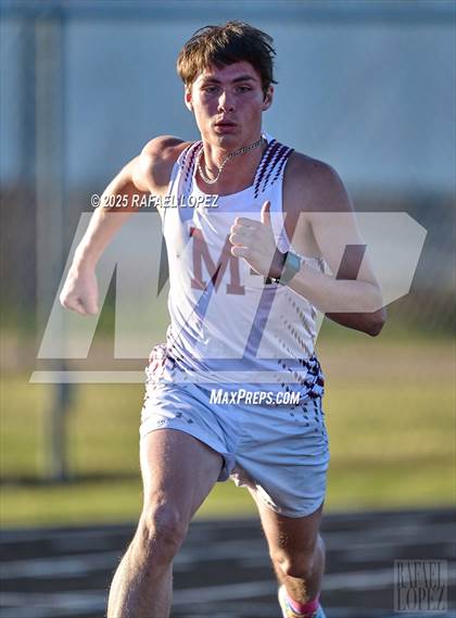 Thumbnail 2 in Dog Pound Invitational (400M) photogallery.
