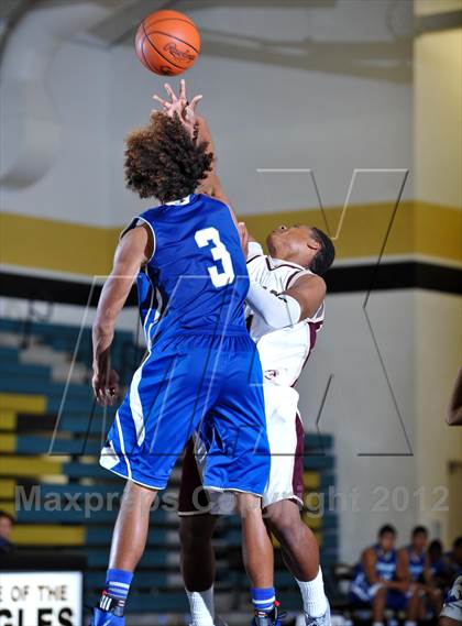 Thumbnail 2 in Chula Vista vs. Point Loma (Eagle Invitational) photogallery.