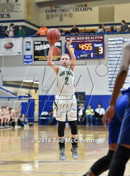 Thumbnail 1 in Valley Springs vs. Paris (AAA 3A State Playoff) photogallery.
