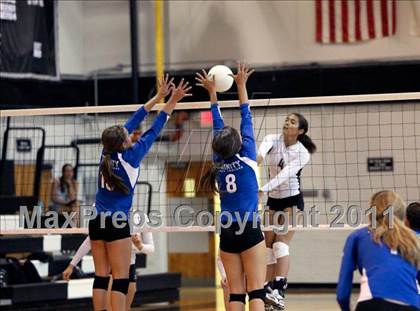 Thumbnail 3 in Trinity Christian vs. Bishop Lynch photogallery.