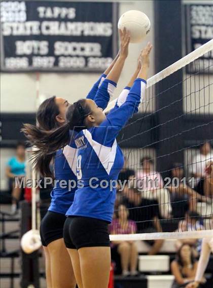 Thumbnail 2 in Trinity Christian vs. Bishop Lynch photogallery.