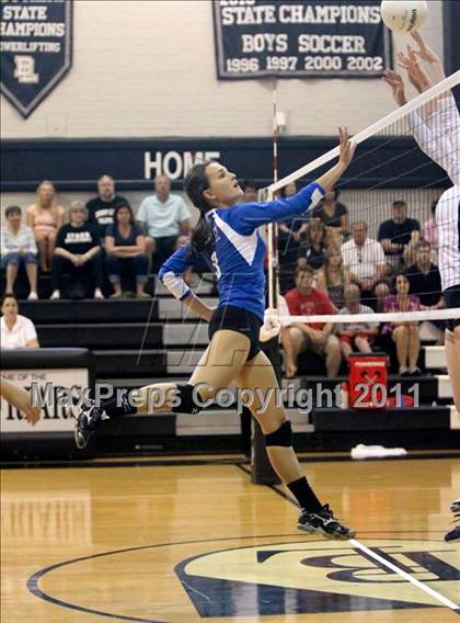 Thumbnail 3 in Trinity Christian vs. Bishop Lynch photogallery.