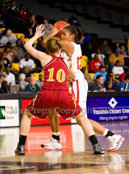 Thumbnail 2 in Lake Taylor vs. Oakton (VHSL AAA Semifinal) photogallery.
